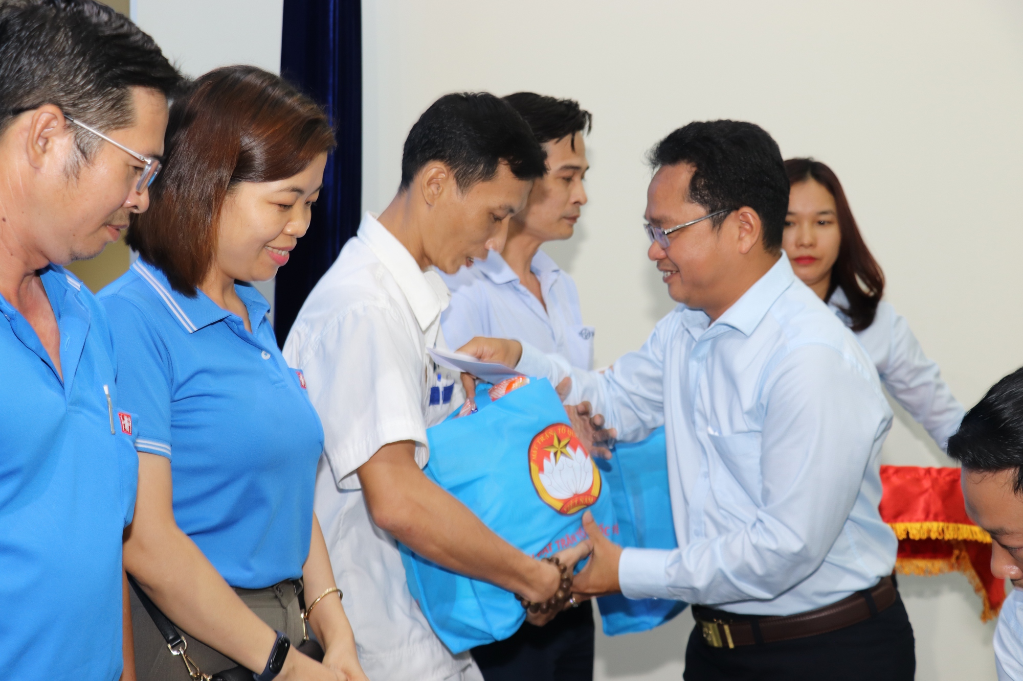 Gia đình ông Johnathan Hạnh Nguyễn tài trợ trao 100 phần quà cho công nhân mất việc